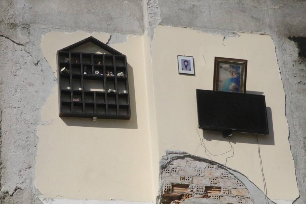 Depremin ardından Hatay'da ilginç görüntü! Duvarda asılı kaldılar... 9